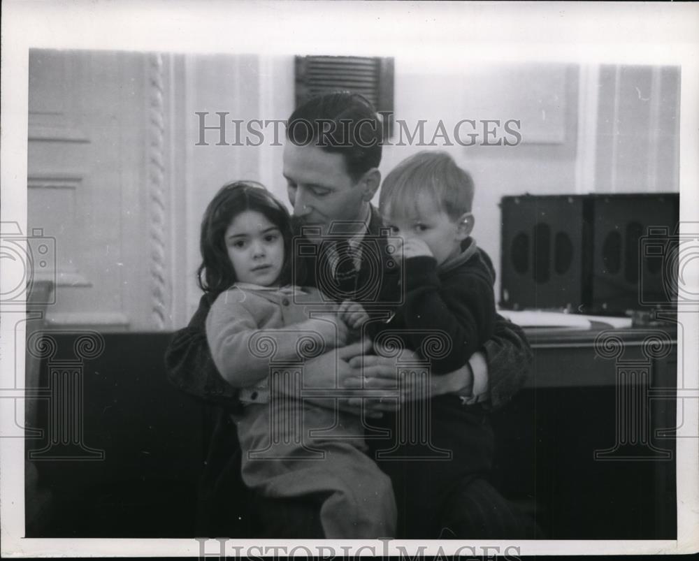 1946 Press Photo Tom Wolf and his children aboard the SS Argentine bound for - Historic Images