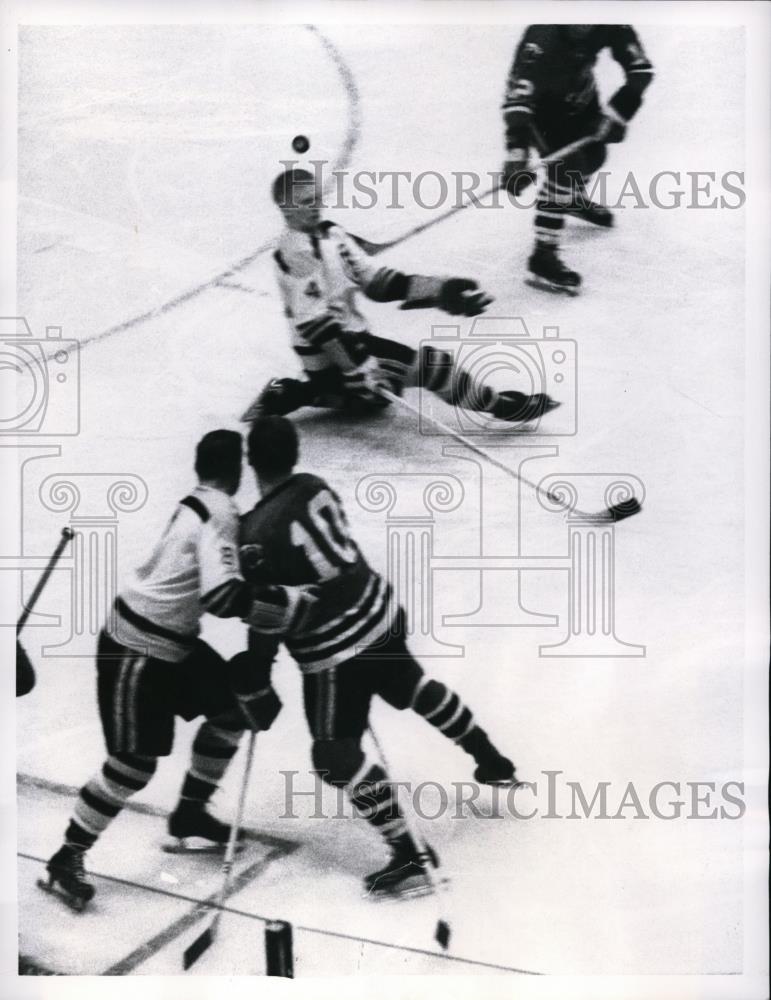 1962 Press Photo Chicago Black Hawks Ron Murphy, Bruins Pat Stapleton - Historic Images
