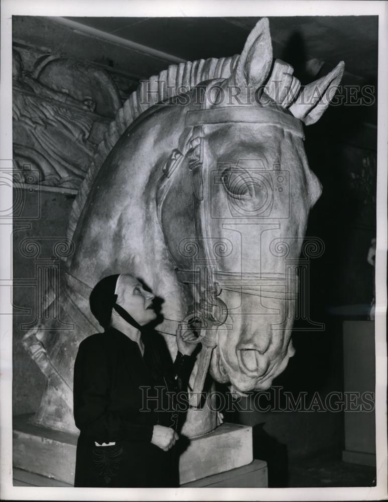 1956 Press Photo Paris-Mme. Antoine Bourdelle poses with reproduction. - Historic Images