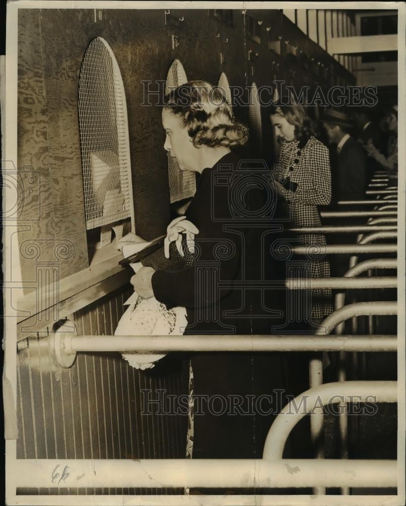 1940 Press Photo Mrs. Dodge Sloane At A Pari-Mutuel Window - Historic Images