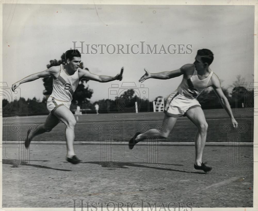 1940 Press Photo Capt Clyde Jeffrey of Stanford passes baton to Charles Shaw - Historic Images