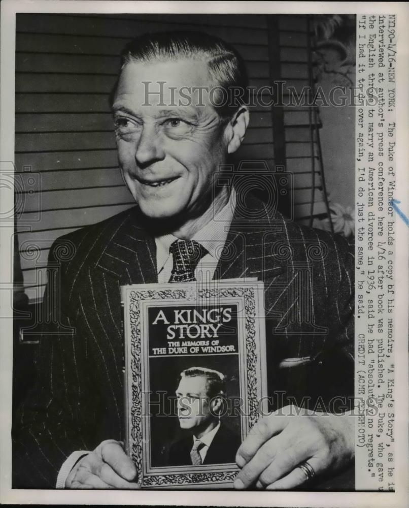 1951 Press Photo New York, Duke Of Windsor Holding A Copy Of His Memoirs. - Historic Images