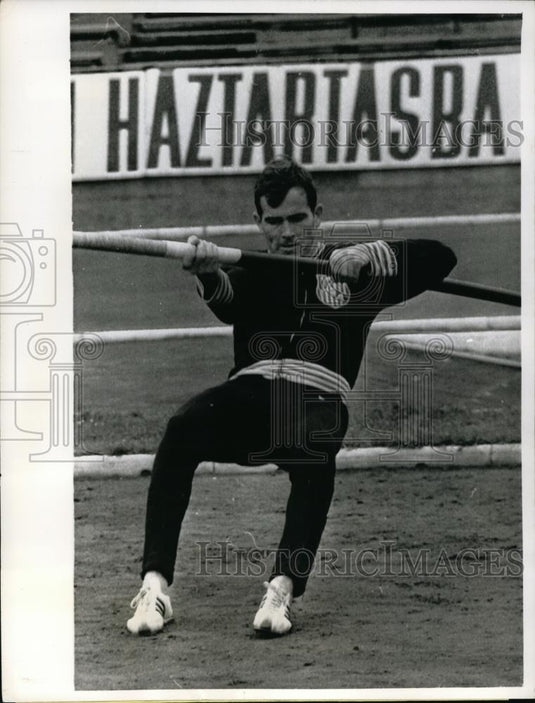 1965 Press Photo Budapet US track star John Pennel in pole vault at games - Historic Images