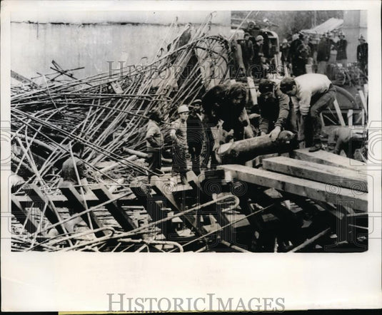 1972 Press Photo Rescuers Remove Debris When England Highway Overpass Collapsed - Historic Images
