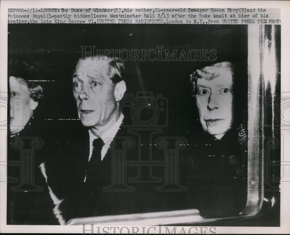 1952 Press Photo Duke of Windsor &amp; Dowager Queen Mayer in Car, London - Historic Images