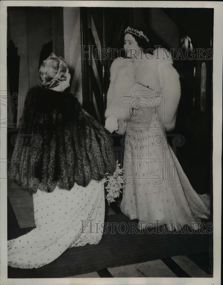 1939 Press Photo London-Queen Elizabeth being received by Countess of Bessboroug - Historic Images