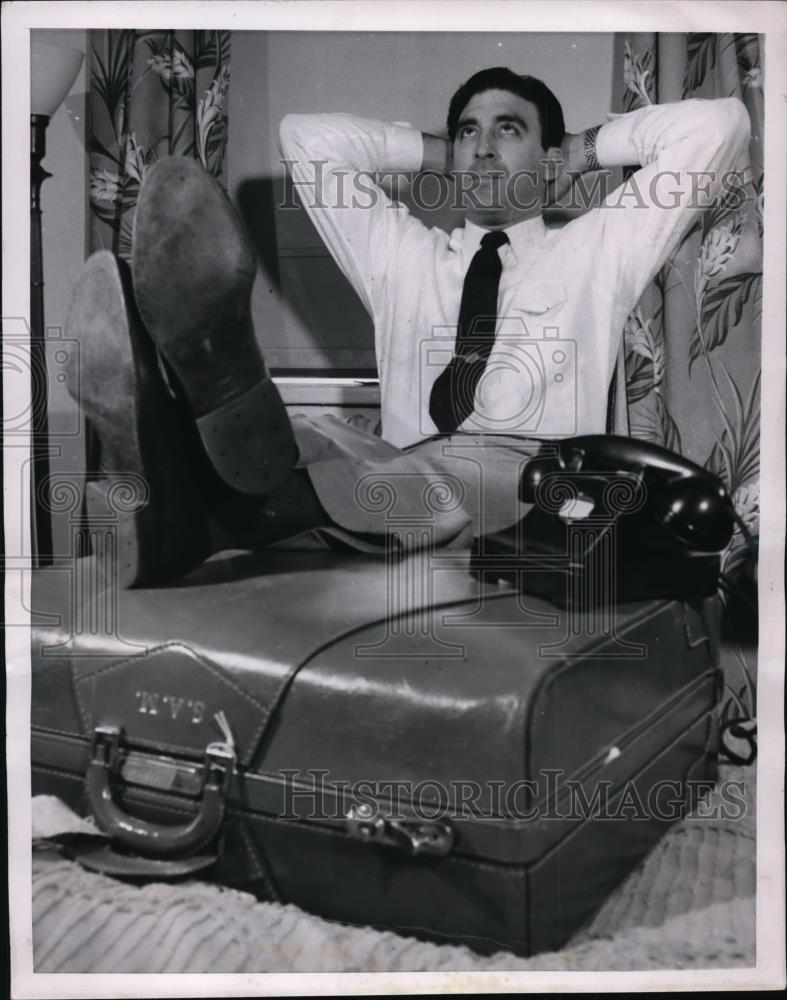 1952 Press Photo Giants pitcher Sal Maglie waits for phone call in hotel room - Historic Images