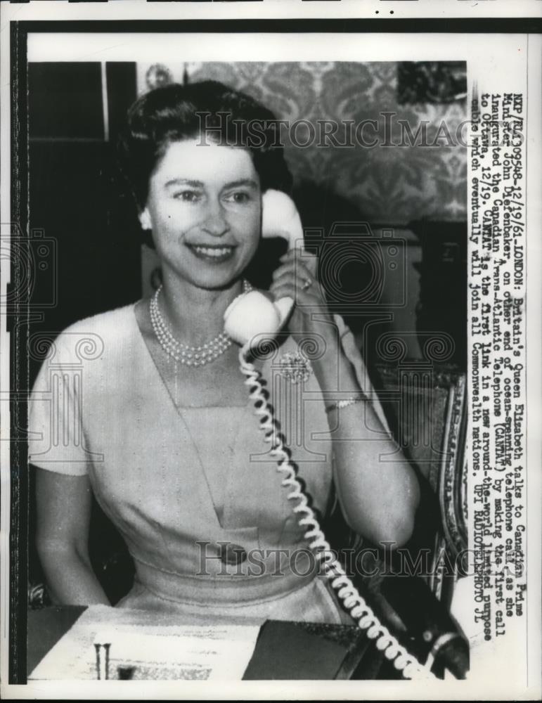 1961 Press Photo London: Britain&#39;s Queen Elizabeth Speaking To John Diefenbaker. - Historic Images