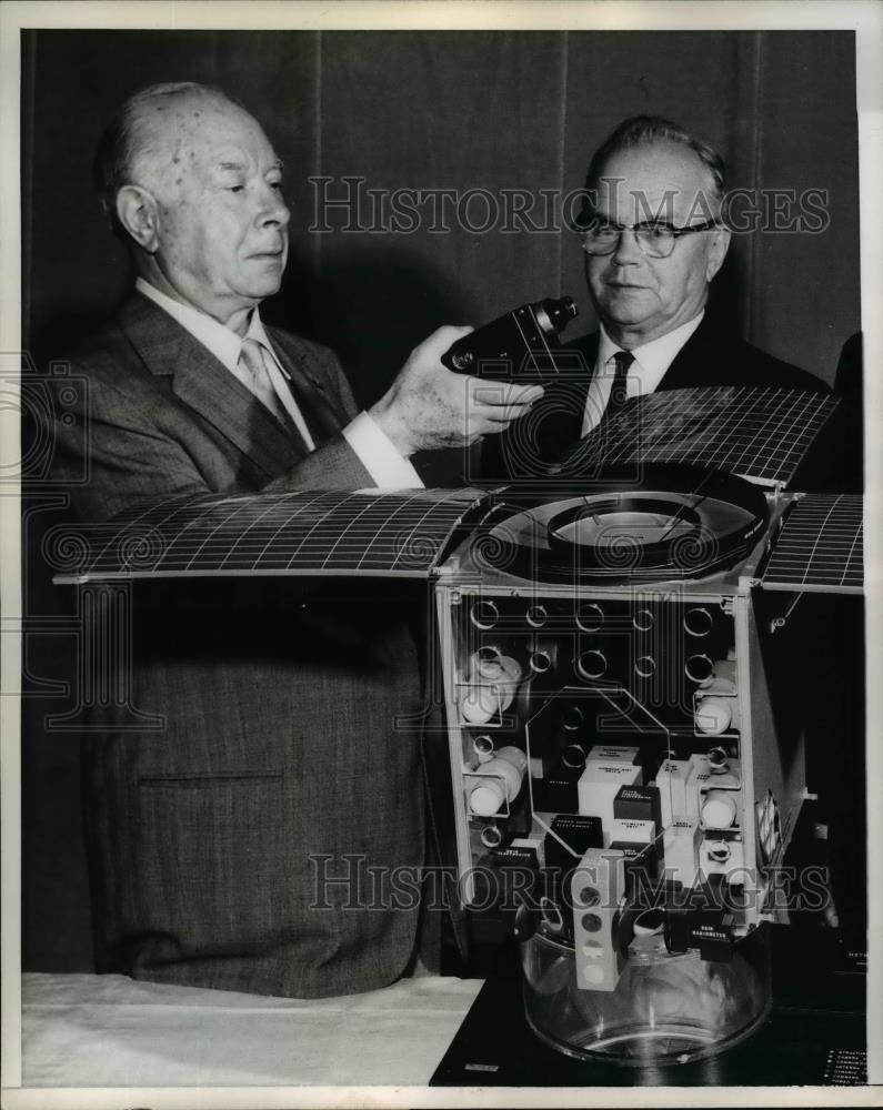 1967 Press Photo New York-David Sarnoff shows Dr. Elmer Engstrom tiny camera. - Historic Images