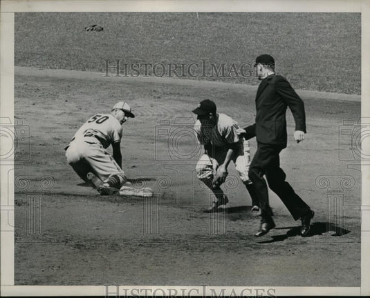 1941 Press Photo Browns Cullenbine on 2nd vs Dickey of Yankees - nes31085 - Historic Images