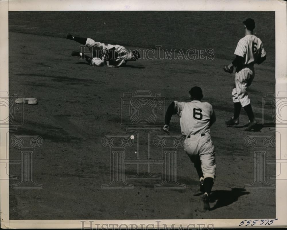 1940 Press Photo Yankee SS Frank Crosetti catches Tiger ball P Higgins,J Gordon - Historic Images
