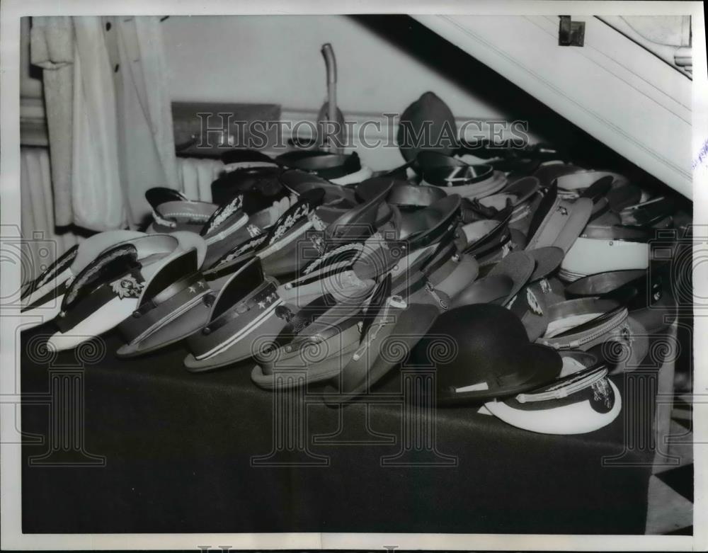 1959 Press Photo Brass Hats of British Officers &amp; Ordinary Bowler Hat in the Mix - Historic Images