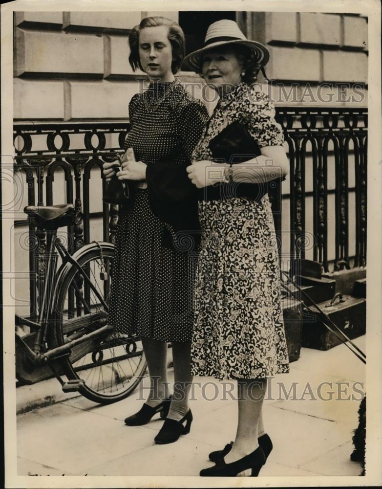 1941 Press Photo Miss Janet Margesson with daughter leave American Embassy - Historic Images