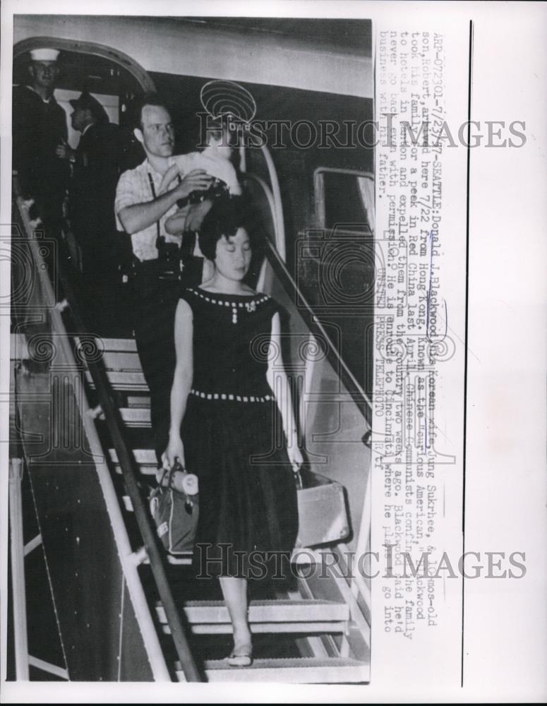 1957 Press Photo Donald and Jung Blackwood arriving from Hong Kong - Historic Images