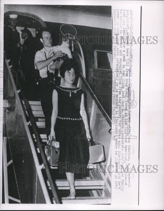 1957 Press Photo Donald and Jung Blackwood arriving from Hong Kong - Historic Images