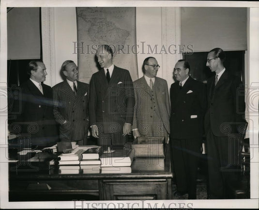 1940 Press Photo Dr Raul Predisoh Manager of Argentina Bank & Other Officials - Historic Images
