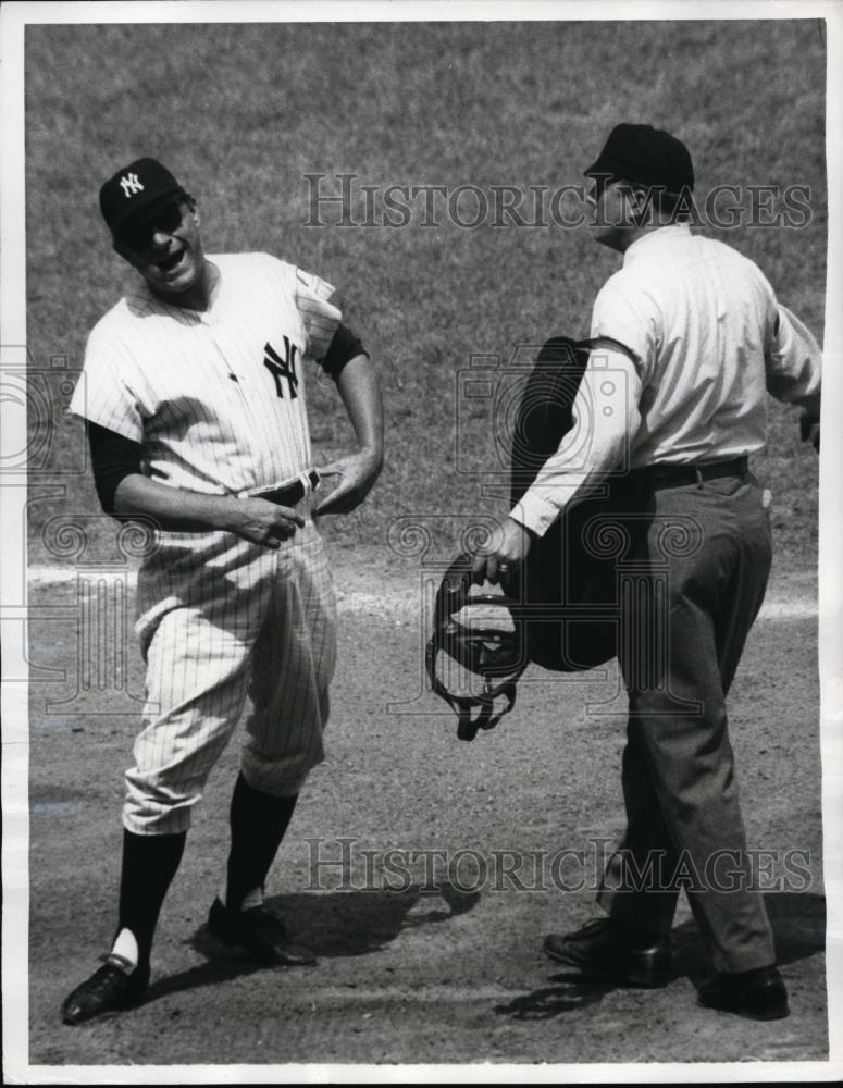 1969 Press Photo New York Yankees manager Ralph Houk laughs with umpire - Historic Images