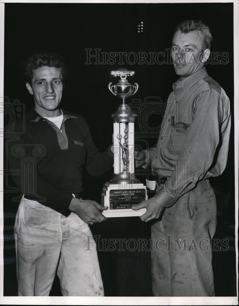 1952 Press Photo Gilbert Michaels receives Chicago Racing Association trophy - Historic Images