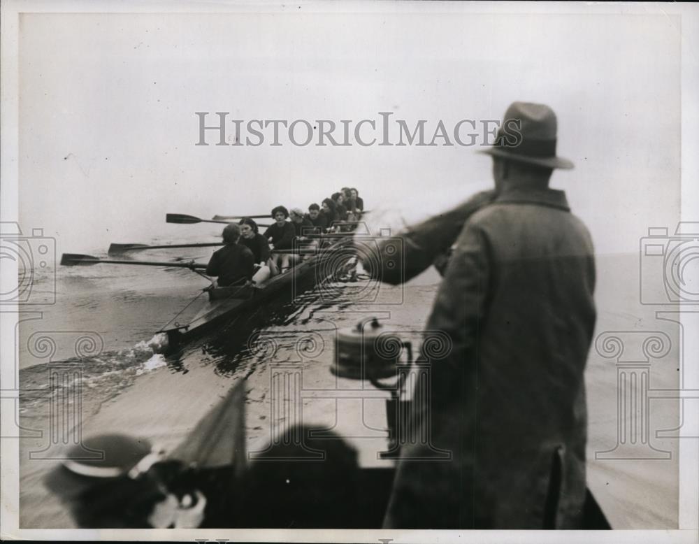 1935 Press Photo Coach Rusty Callow Univ of Pa varsity crew on Schuykill River - Historic Images