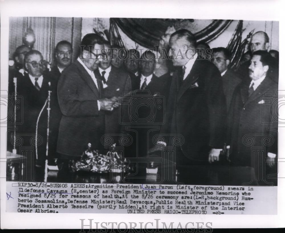 1955 Press Photo Buenos Aires Arg. Pres. Juan Peron(L), swears Ildefonso Cavagna - Historic Images