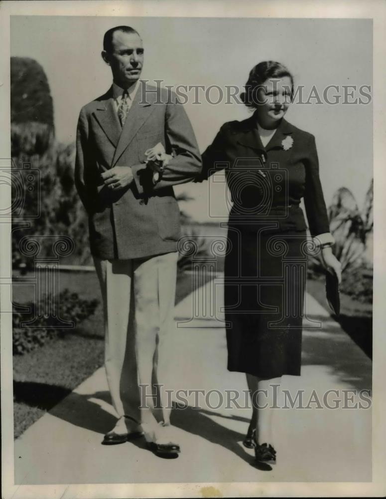 1937 Press Photo Mr and Mrs RA Westbrook vacationing in Nassau - Historic Images