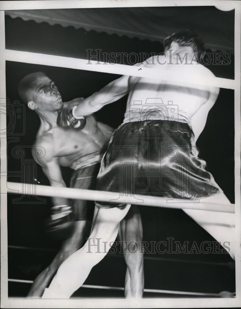 1946 Press Photo Champion Ike Williams reels from blow from Enrique Bolamos - Historic Images
