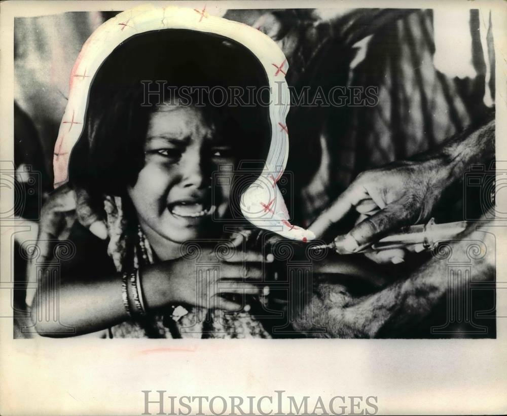 1971 Press Photo Tripura India -Girl from East Pakistan given anti cholera shot. - Historic Images