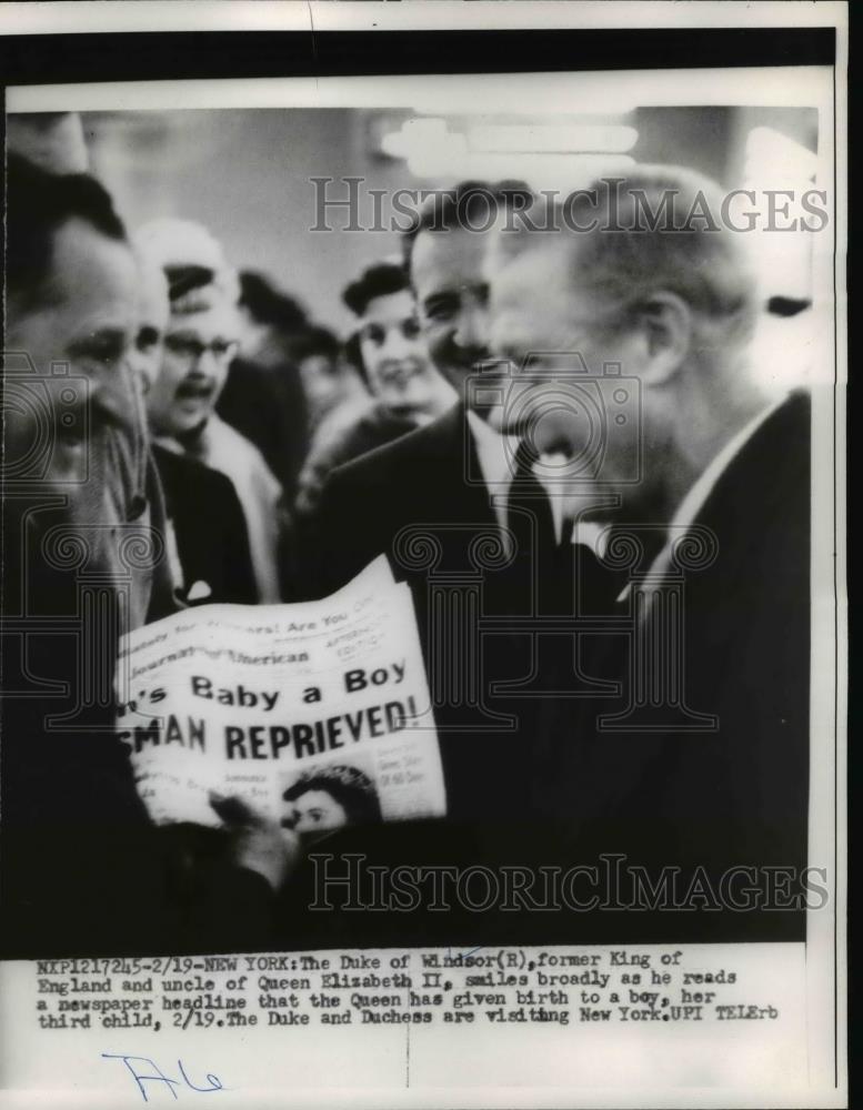 1960 Press Photo Duke of Windsor Reads Royal Baby Newspaper Headline, New York - Historic Images