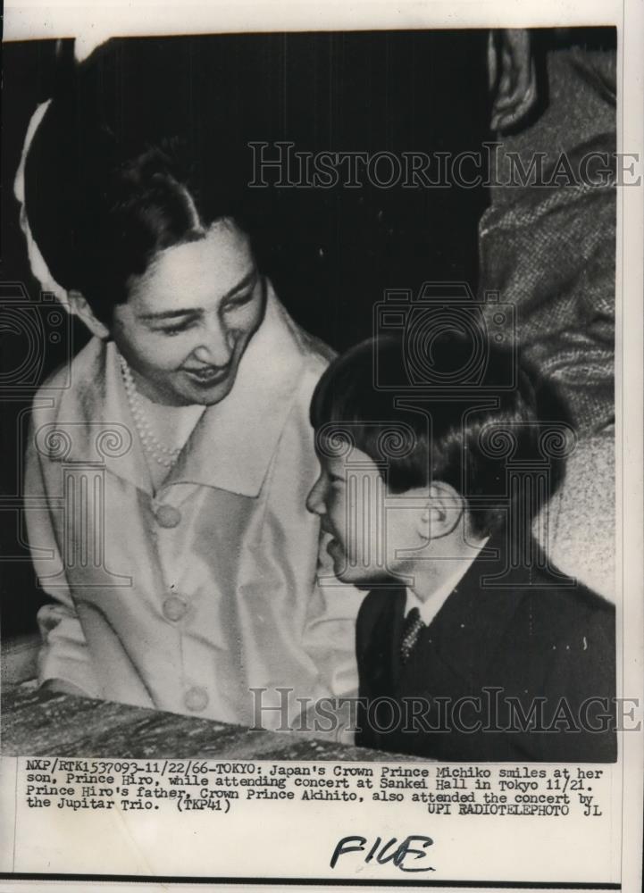 1966 Press Photo Empress Michiko smiles at her son Prince Hiro at Sakei Hall - Historic Images