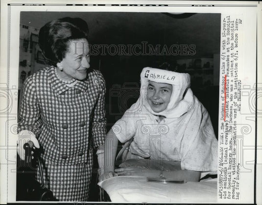 1966 Press Photo Duchess of Windsor Beside Age 12 Scoliosis Partient, New York - Historic Images