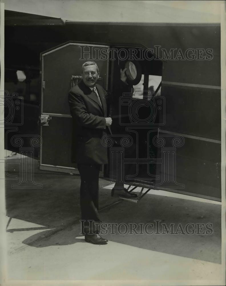 1930 Press Photo British Ambassador Lindsay Leaving Naval Air Station - Historic Images