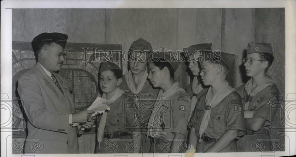 1947 Press Photo D.G.Glascoff Natl Adjutant American Legion briefs 6 Boy Scouts - Historic Images