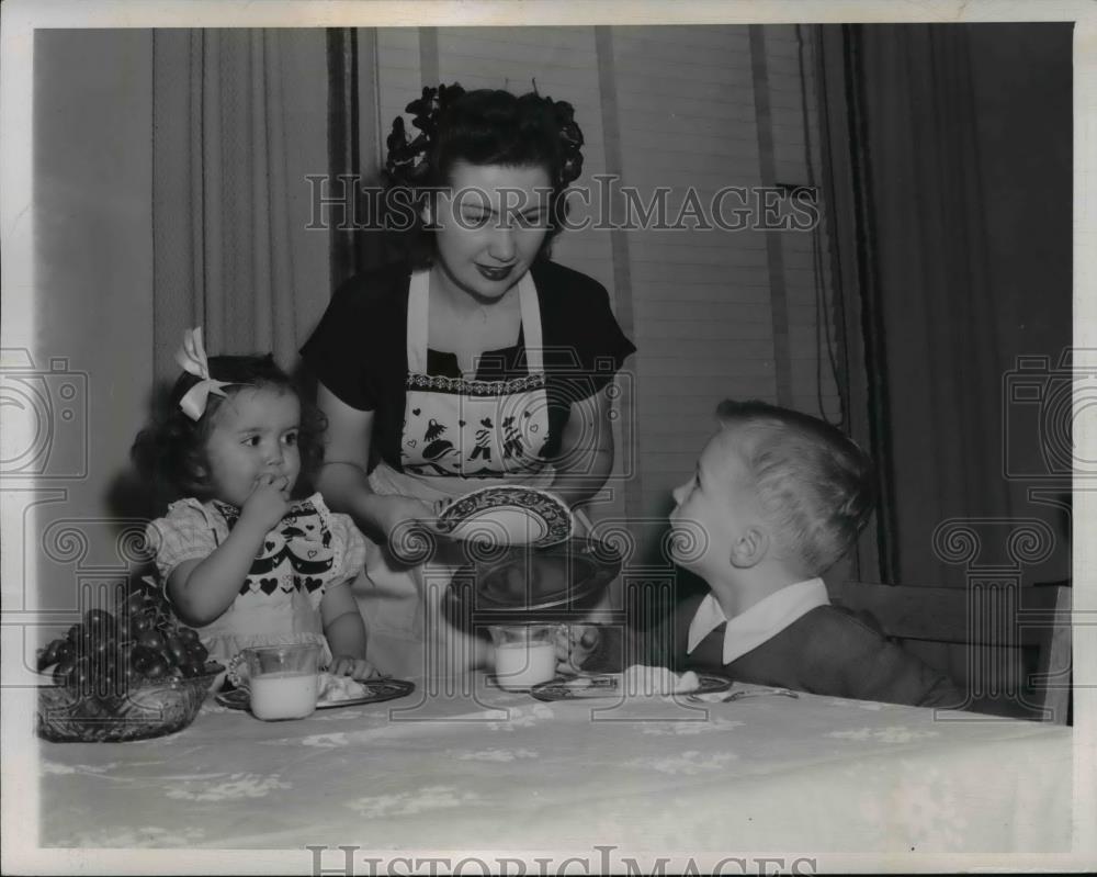 1947 Press Photo Mrs Bill Patterson Feeding Children in Dining Room - nee67349 - Historic Images