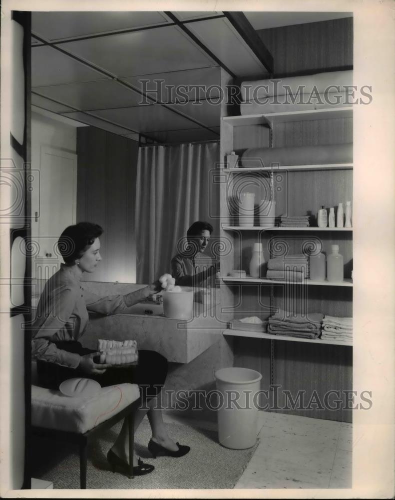 1958 Press Photo Easy to care for model bathroom makes use of plastics. - Historic Images