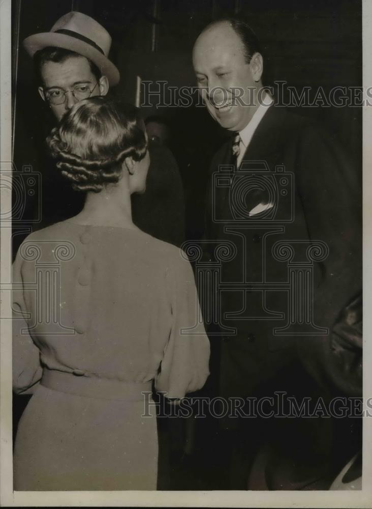 1935 Press Photo Curtis Dall being interviewed by reporters in Chicago. - Historic Images