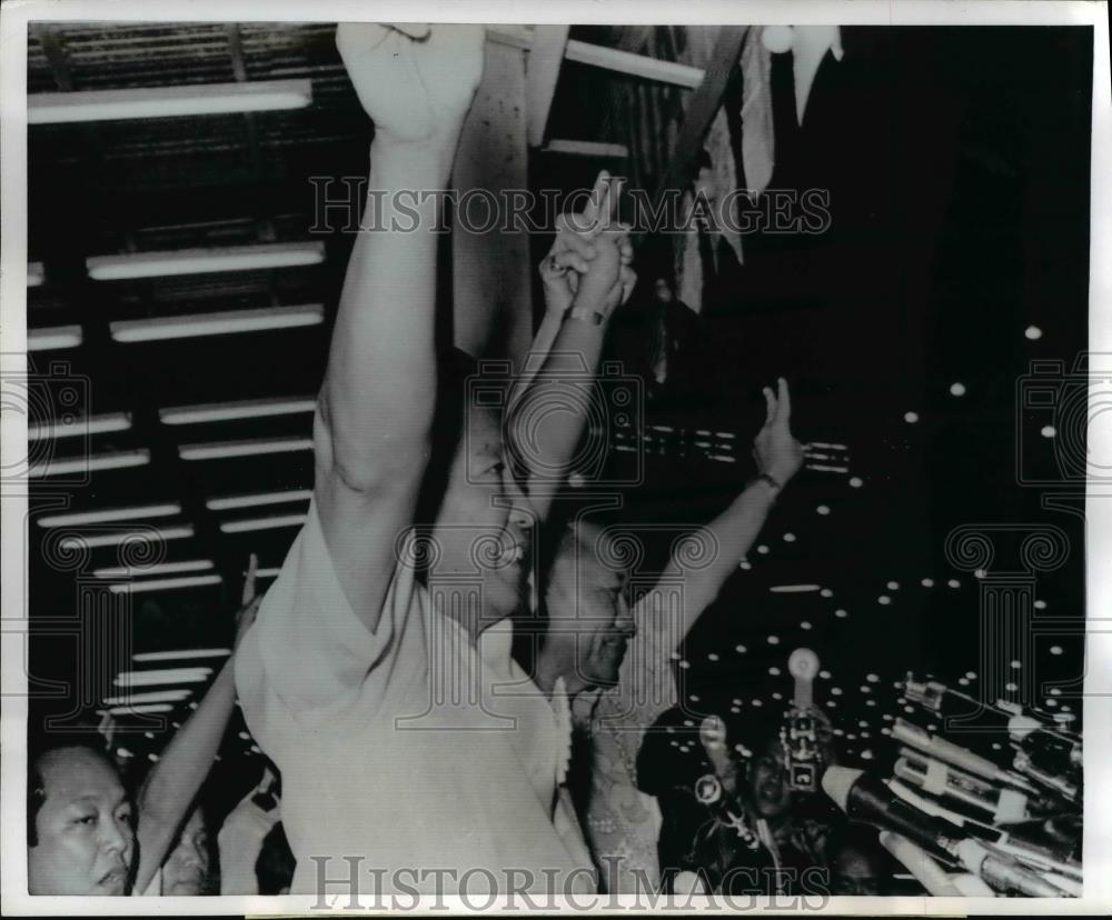 1969 Press Photo Pres. Ferninand Marcos, VP Bernaudo Lopes Victory Sign - Historic Images