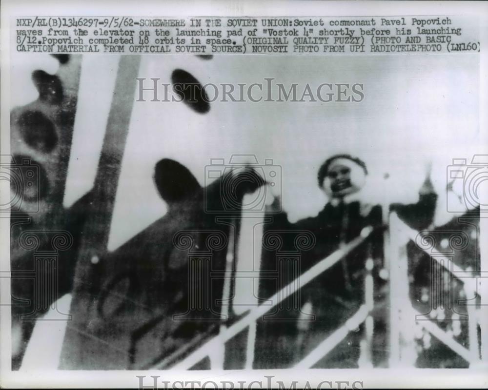 1962 Press Photo Soviet Union Pavel Popovich Waving From Elevator - nee70468 - Historic Images