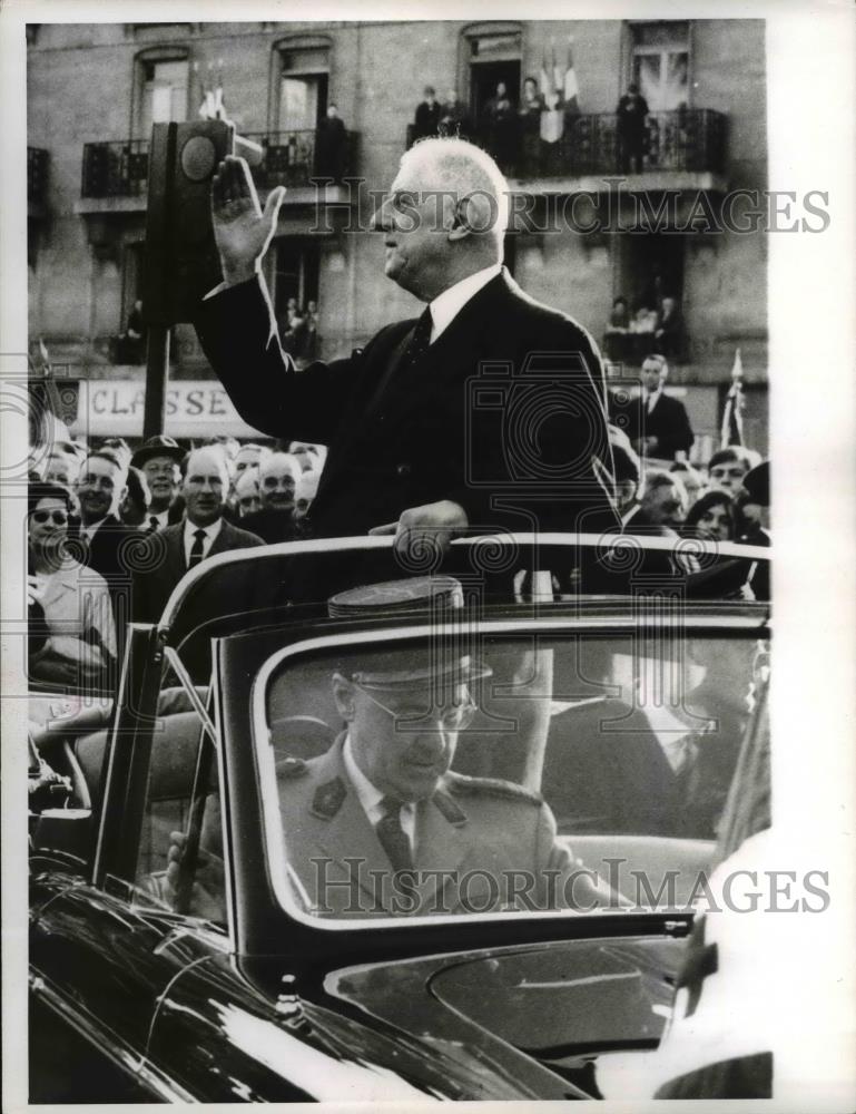 1963 Press Photo French Pres.Charles de Gaulle waves to crowd in Mezieres,France - Historic Images