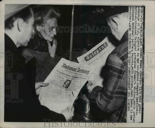 1948 Press Photo German Woman Laughs Over Headline of US Election in Berlin - Historic Images