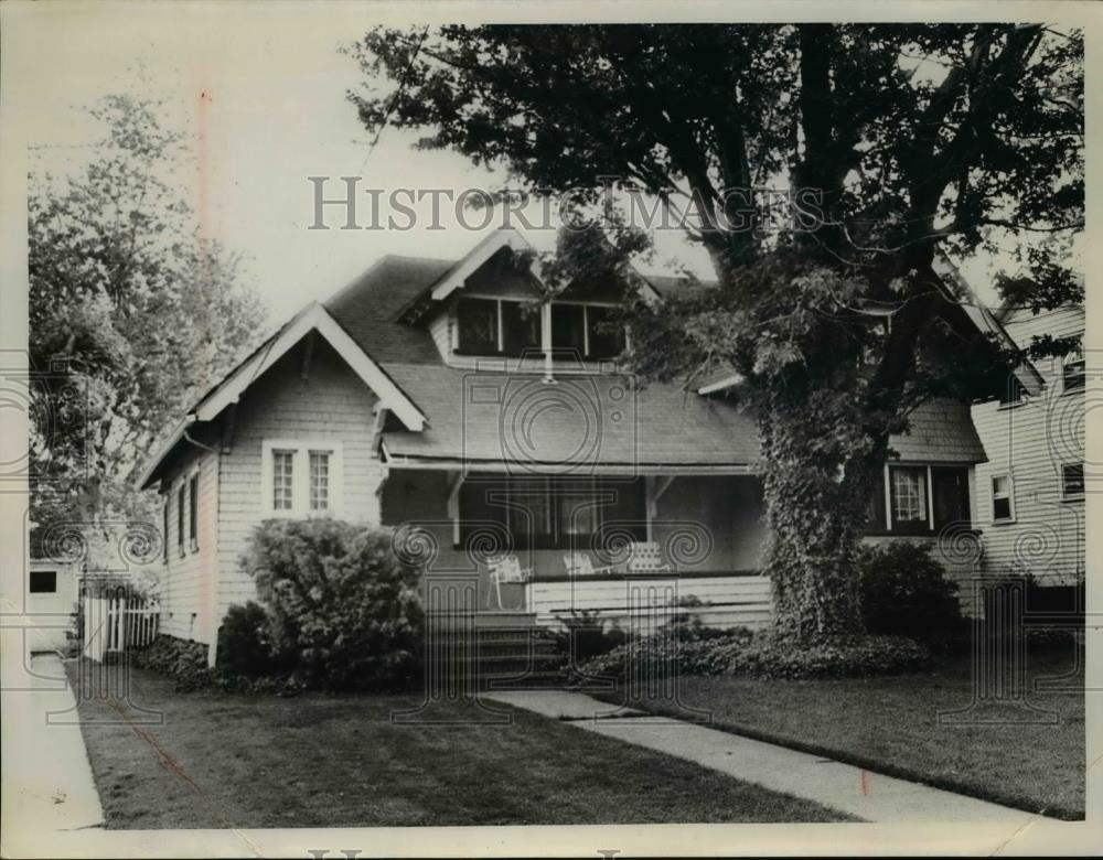 Press Photo Two Story Home 1761 Avalon - nee69503 - Historic Images