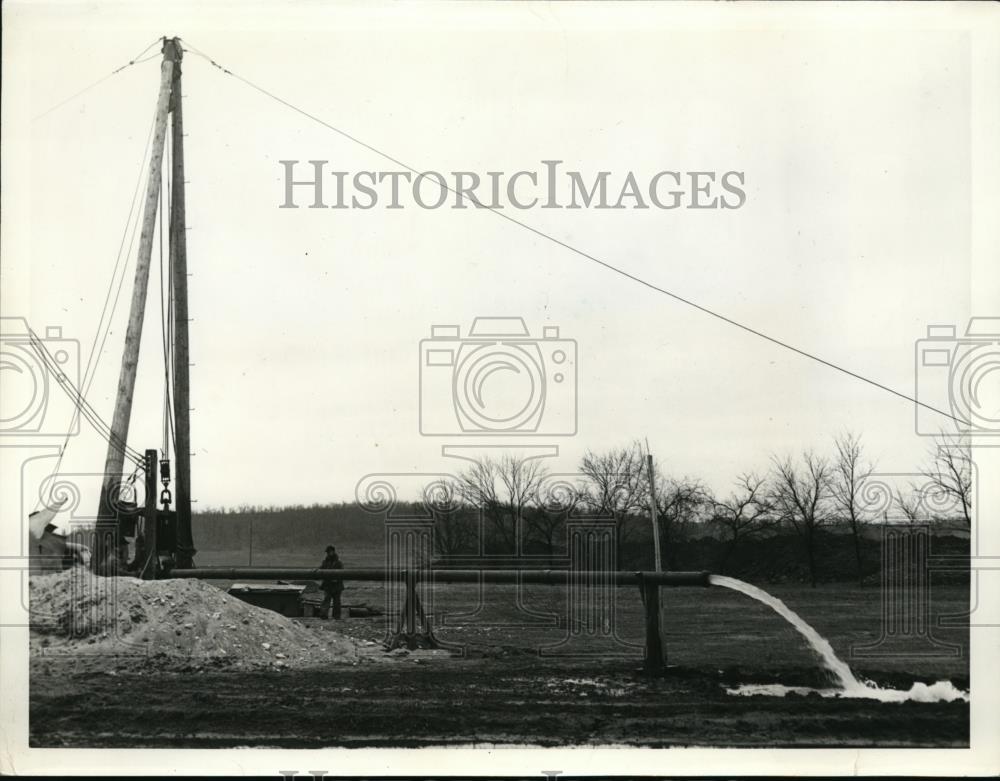 1941 Press Photo Test well being pumped at Midwest Plant of Remington Arms Co. - Historic Images