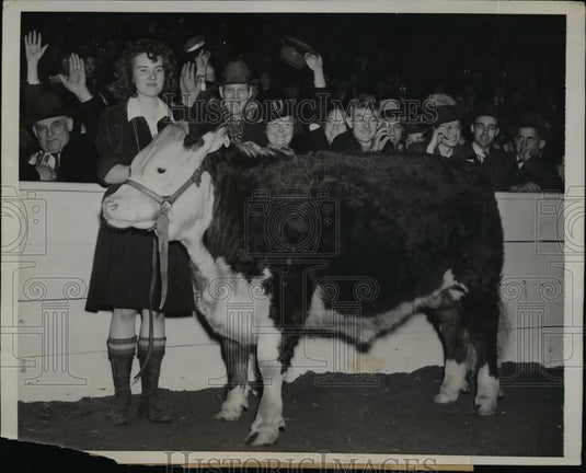 1940 Press Photo Chicago Evelyn Asay, Livestock Exposition, Sargo the Steer - Historic Images