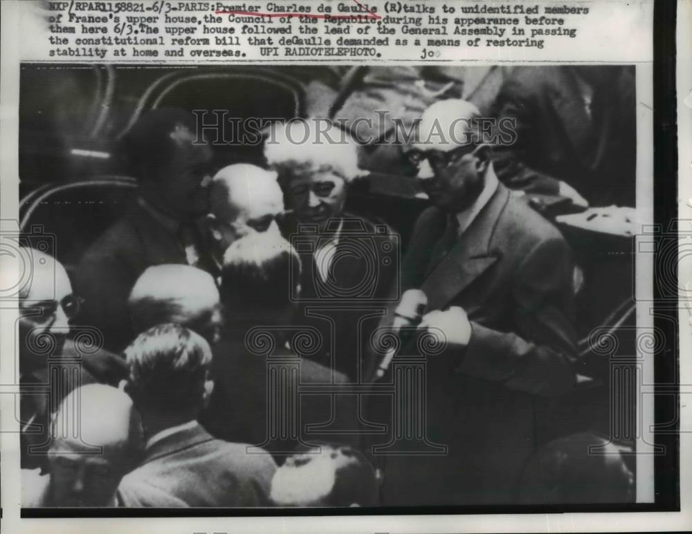 1958 Press Photo Premier Charles de Gulle with member of France Upper House. - Historic Images