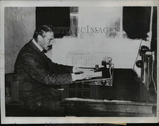1933 Press Photo King Christian of Denmark Broadcasting from Copenhagen Palace - Historic Images