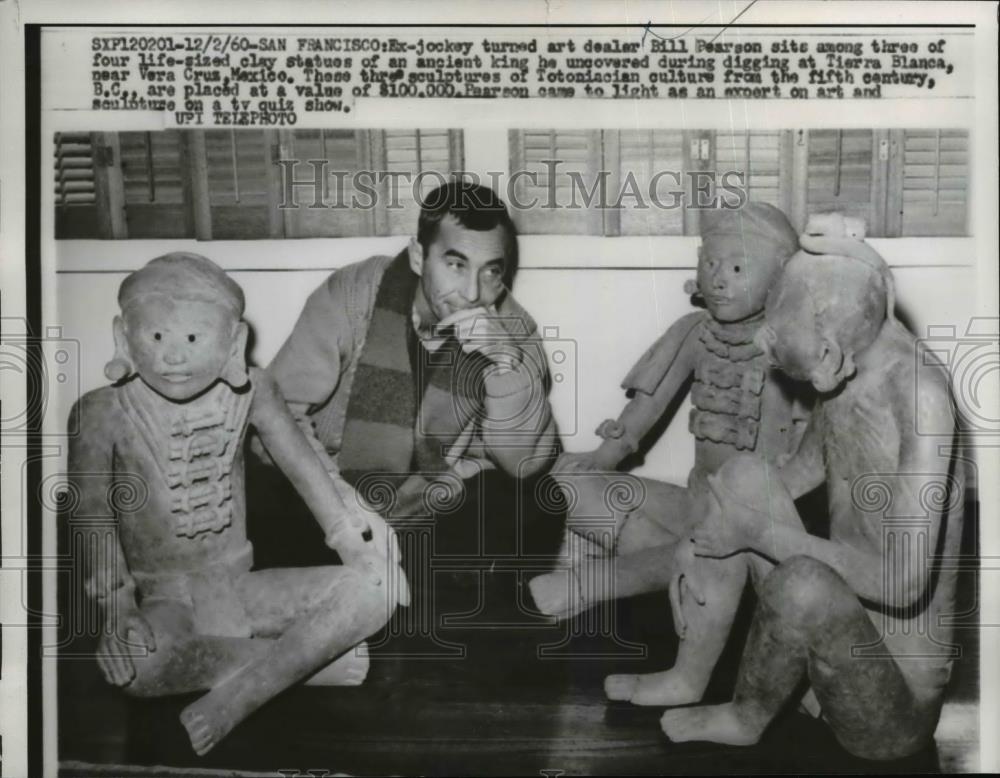 1960 Press Photo Bill Pearson With Statues of King From Tierra Blanca, Mexico - Historic Images