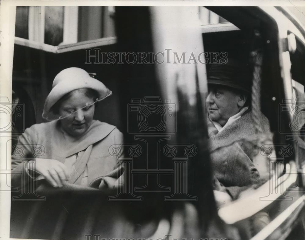1935 Press Photo Queen Wilhemina & Princess Juliana of Netherlands - nee77495 - Historic Images