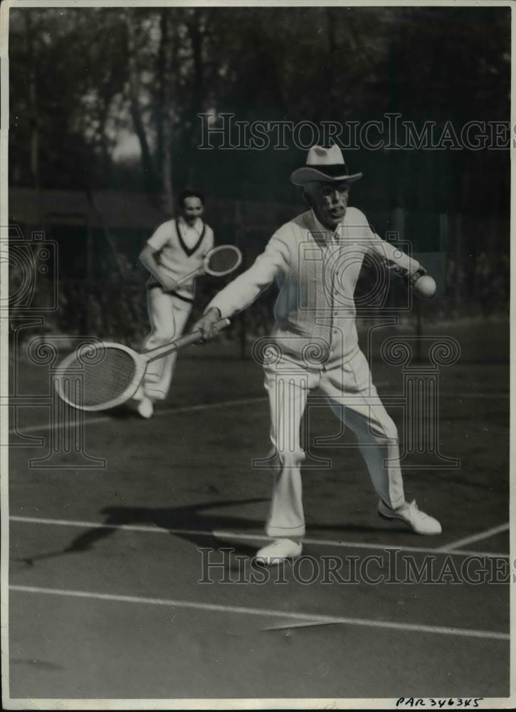 1936 Press Photo Sweden&#39;s King Gusstav at tennis with Jean Borotra in Paris - Historic Images