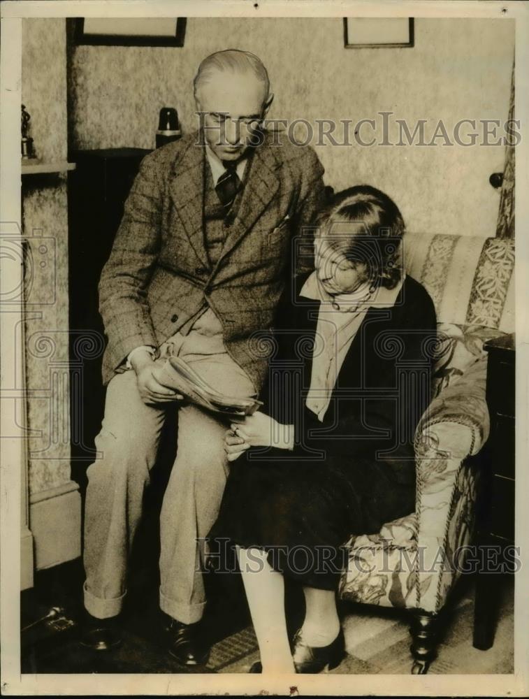 1933 Press Photo Lt Colonel &amp; Mrs CHS Wright at Home in Southsea England - Historic Images