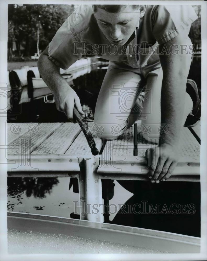 Undated Press Photo Making and Inexpensive and pratical installation boat Bumper - Historic Images