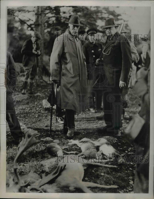 1937 Press Photo King Gustav V of Sweden Royal forester Helge Johnson deer hunt - Historic Images